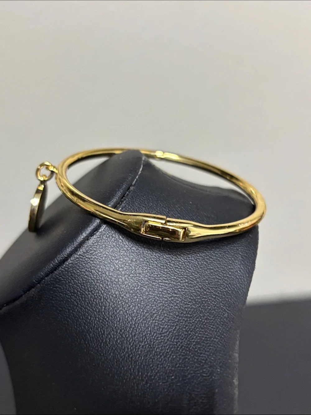 Rare Kate spade She’s One Smart Cookie Charm Bangle Latch Bracelet Capricorn - Picture 2 of 8